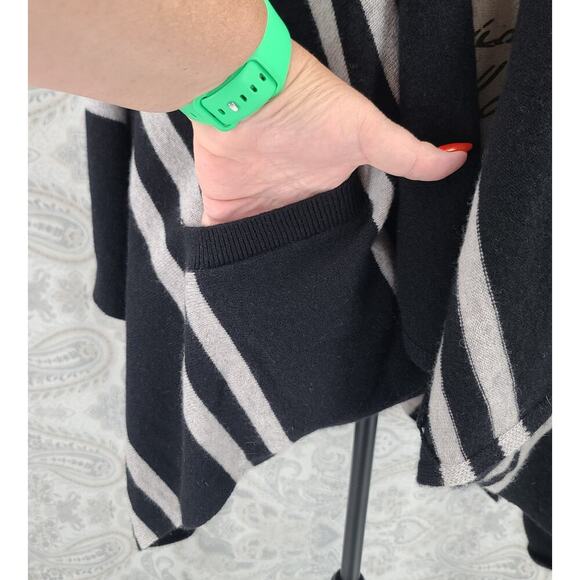 C by Bloomingdale's women's 100% cashmere black/white cape sweater size L/XL - Picture 4 of 10